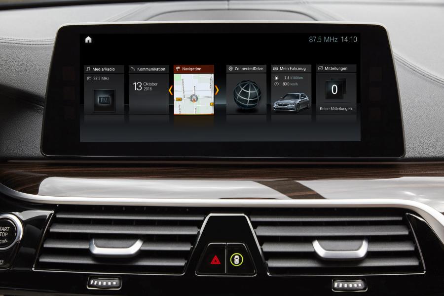 Детали интерьера BMW 540i Sedan M Sport 2017 года  (WW) (фото 66 из 98)